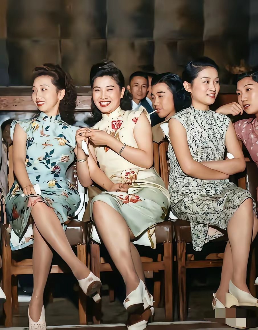 图一，以前的舞女图二，现代舞女你喜欢那款？