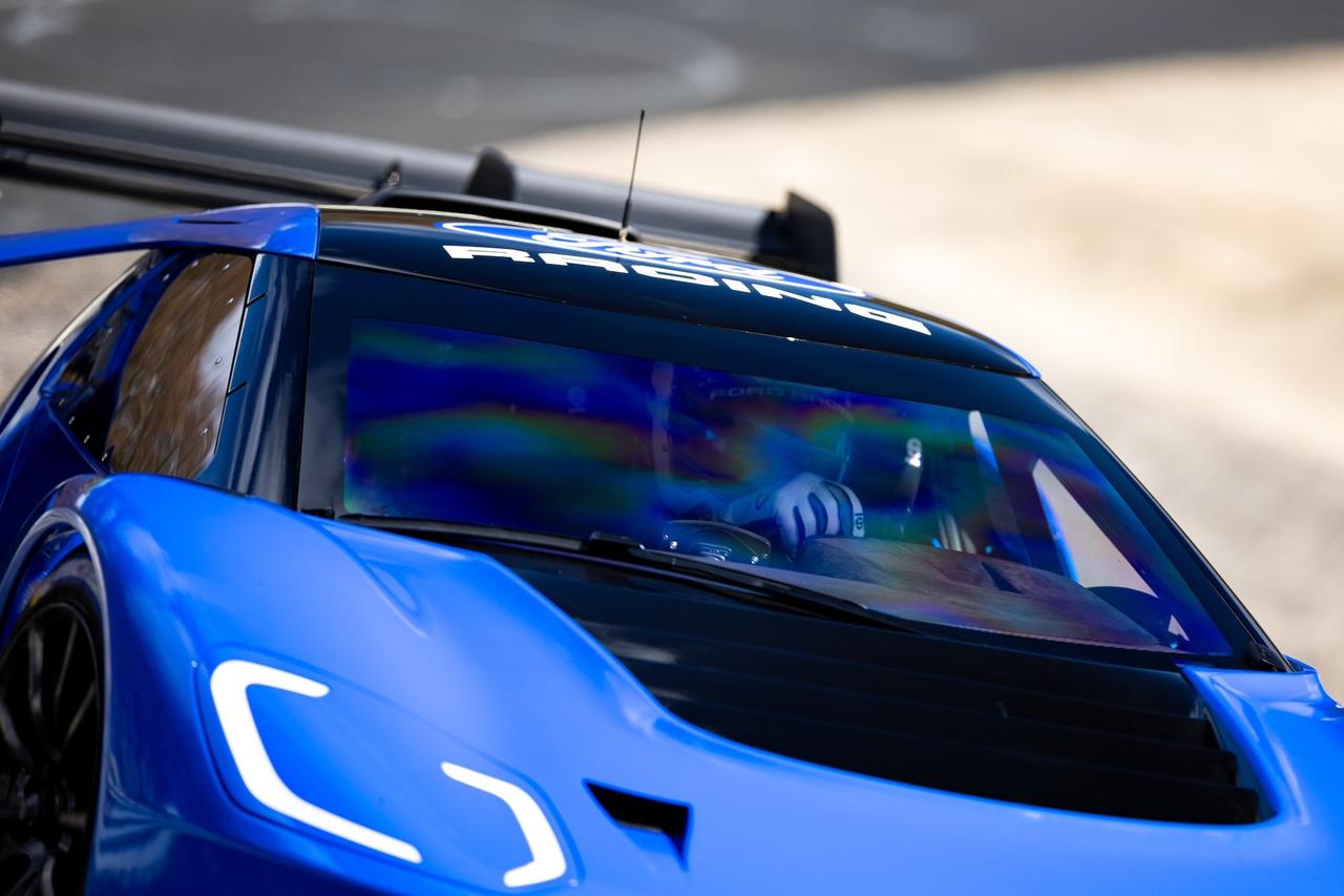 这是纽博格林赛道上速度最快的美国车，福特GTMkIV，它甚至超越了德国梅赛