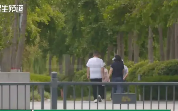 河南，一女子下班时，收到男同事发来的短信：“今晚你老公在家吗？想你了”，女子羞愤