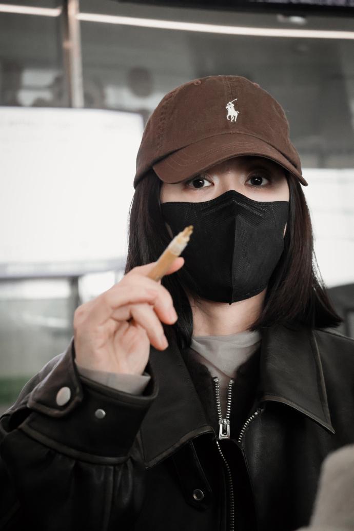 最近贾静雯现身机场，她这次搭配了一身黑色的衣服，看起来特别的酷，也很有型。贾