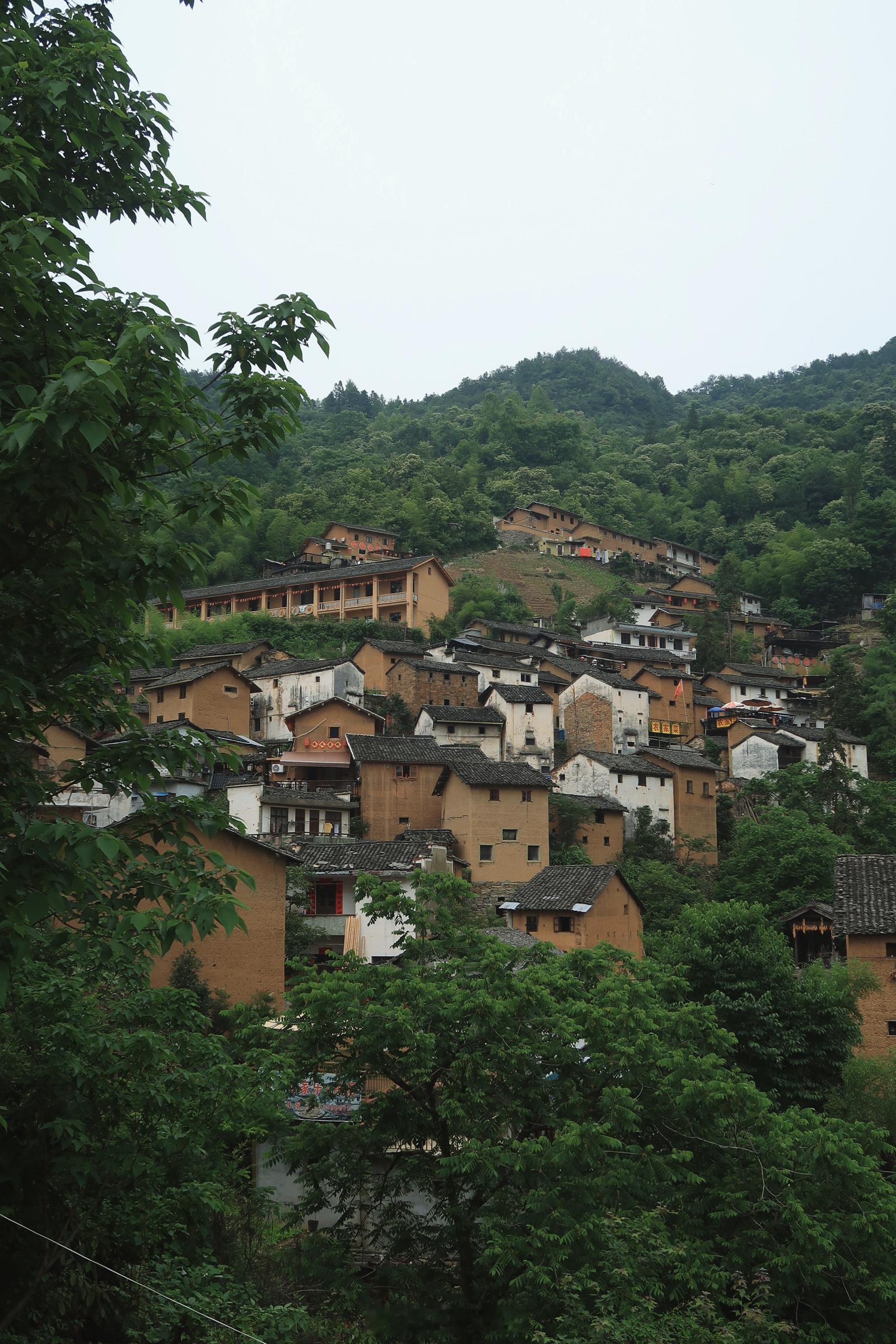 又让我发现小众景点喽皖南山区安徽歙县阳产土楼一个依山而筑的千年古村落据说是郑姓居