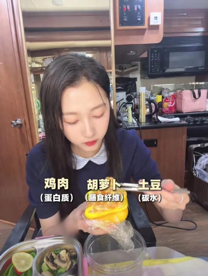  关晓彤减脂餐太绝！彩椒变身可食用碗，饭菜吃完连“碗”也不浪费，这创意我服了[马