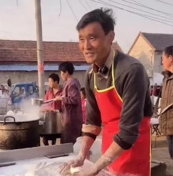关于郑州饸饹面馆续面的事，大家纠结的是续面成本多少钱？我就想到了他，一个地地道
