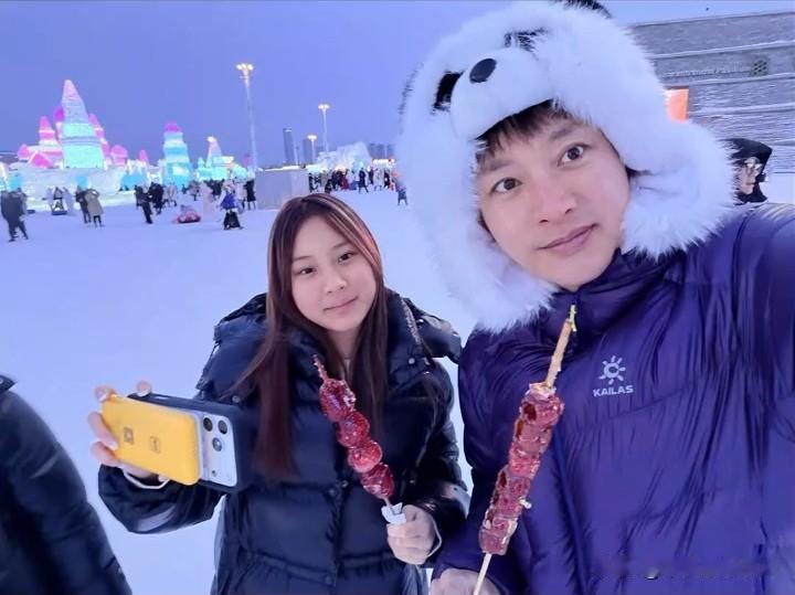 2月18日，贾乃亮更新生活日常vlog，并配文“带馨儿来冰雪大世界打出溜滑”。