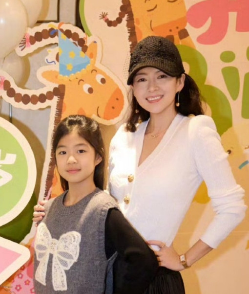 勉强能看出半分我姨的影子，剩下的全是汪峰的基因，再次提醒各位女明星一定要擦亮眼睛