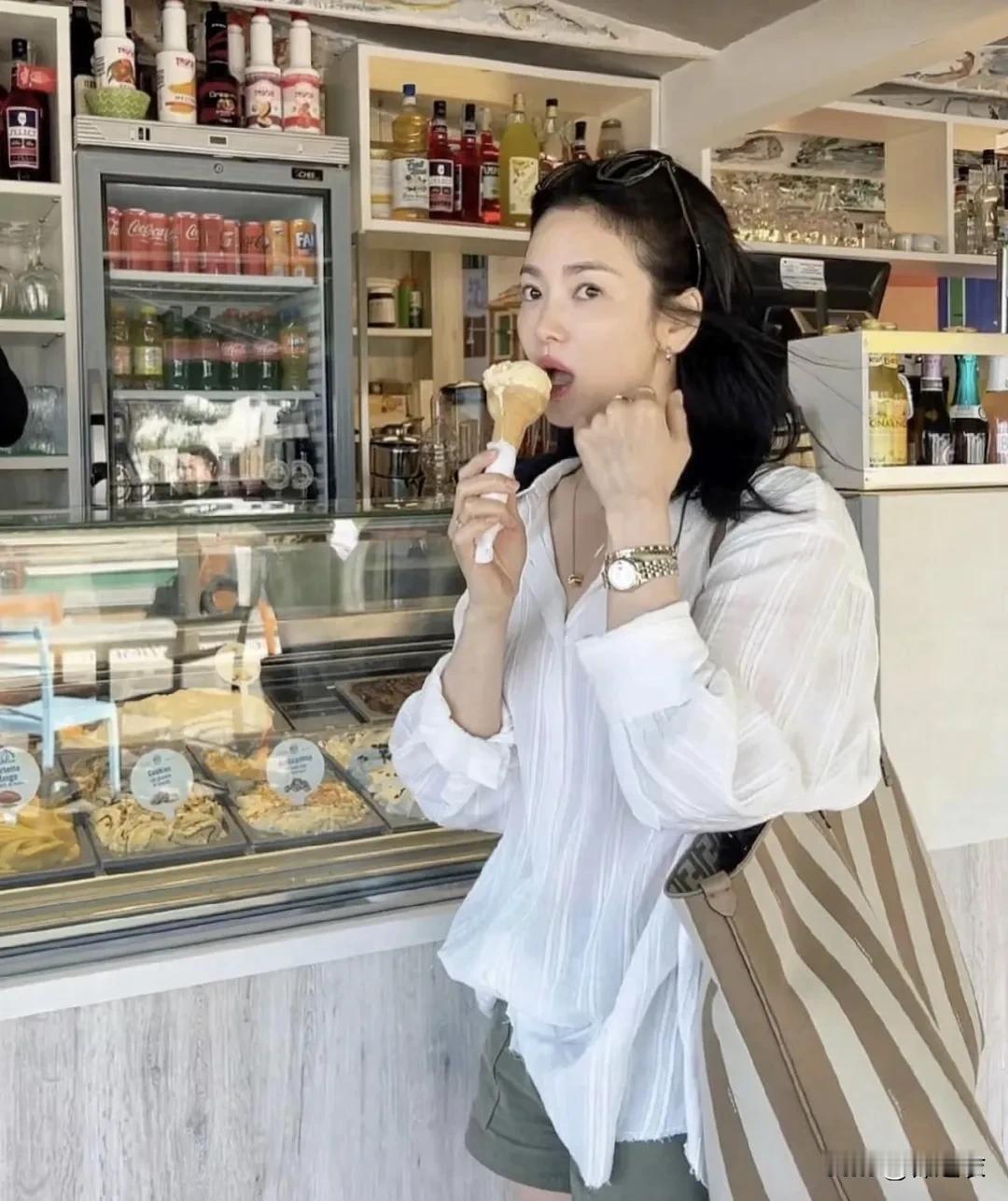 好想成为宋慧乔这样美丽又有钱独立有事业的女人，简直不要太爽了，因为除去工作，随