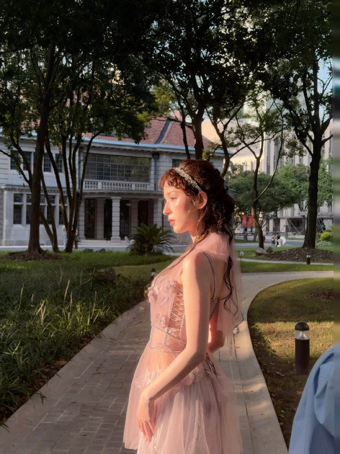 哈妮克孜阳光都更偏爱哈妮克孜，光落下来好像一幅油画