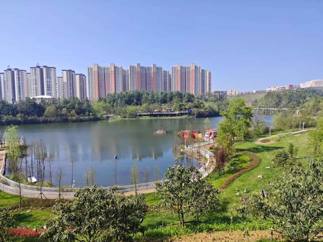 【镇雄是避暑旅游的云南凉都】山东客商王欣(化名)昨天从昆明到镇雄出差，忘了带外衣