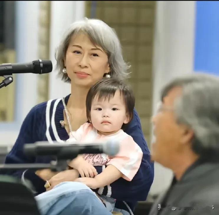 林子祥与叶倩文正在为10月红馆演唱会进行彩排，15个月大的孙女突然前来探班。听到