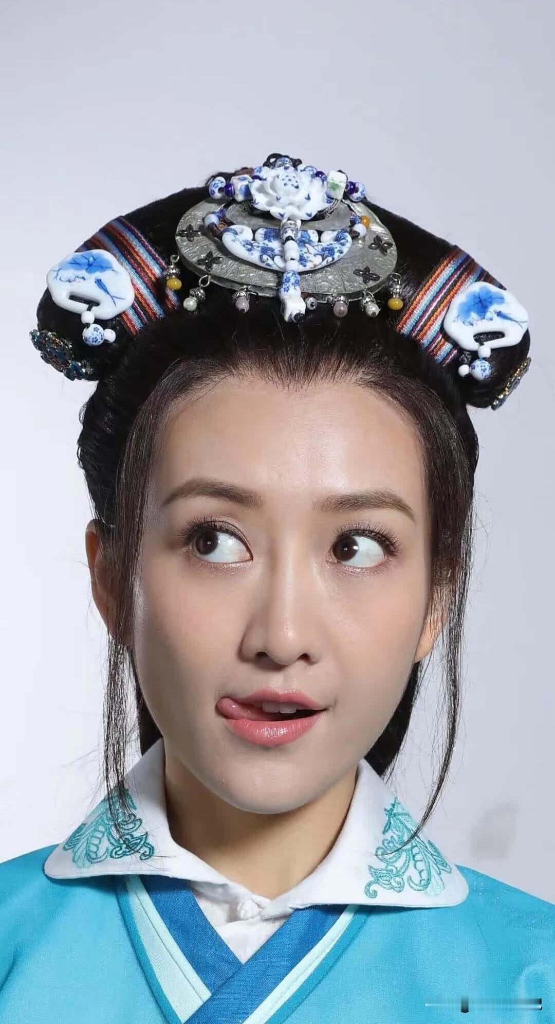 王鸥伸出小舌头，感觉年轻了10岁啊！表情真可爱！