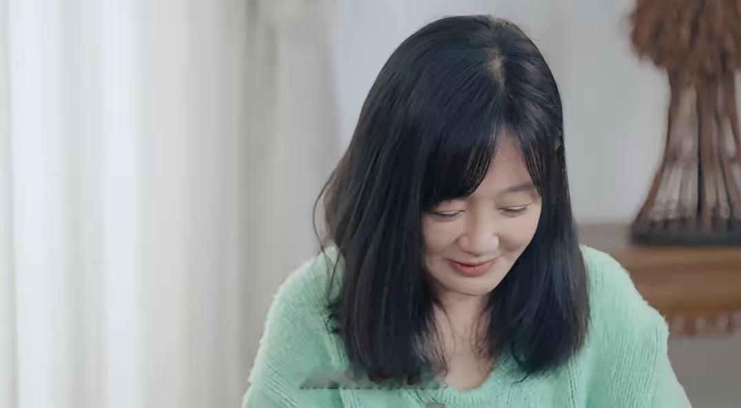 47岁薛佳凝终于正面回应“出家”传闻，一句“我没有出家，此言何来呢？”坦荡又通透