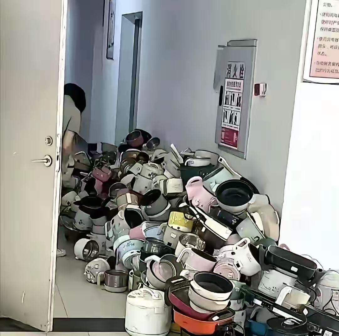 大学生一毕业，清理宿舍的阿姨就发财了