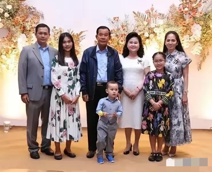 洪森家族有如今的权势，其妻子文拉尼居功至伟，因为她一生为洪森生了6个子女，夭折一