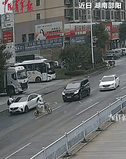 妈呀，这一下撞的挺狠啊！白车司机可毁了！正常行驶竟然遇到这个货！希望交警能公