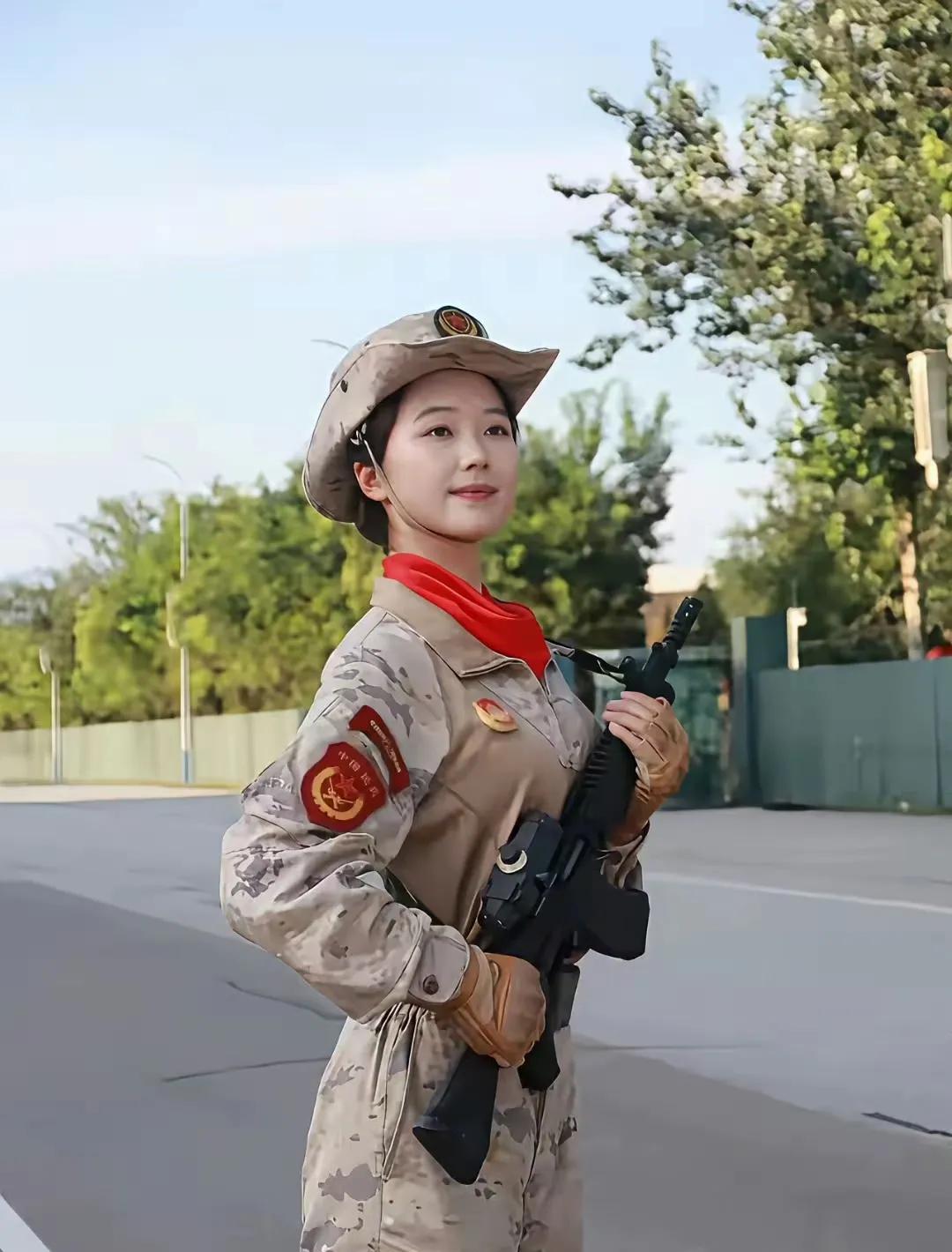 这是93阅兵民兵方队的一位普通女兵，这真所谓是一次阅兵，一生荣耀！用飒爽英姿，