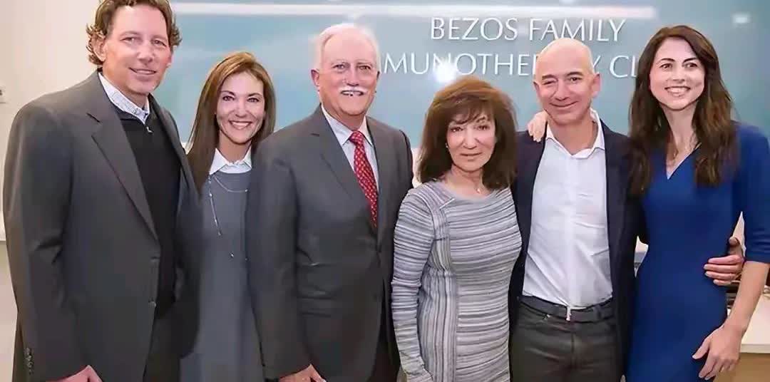 都曾经和婆婆一起合影过，麦肯齐站在一边，婉约大气，桑切斯则是像树藤一样缠