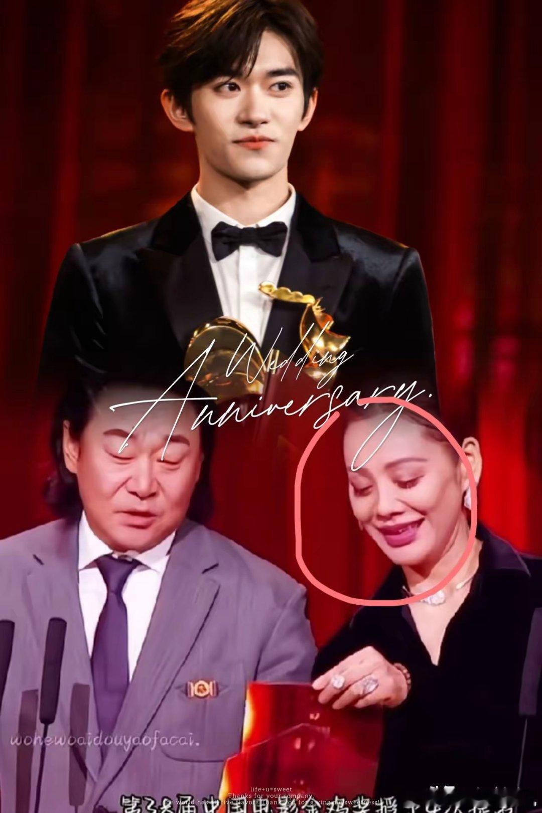 回头看金鸡奖颁奖，不知道大家有没有发现一个问题，就是给易烊千玺颁奖的时候，颁奖嘉