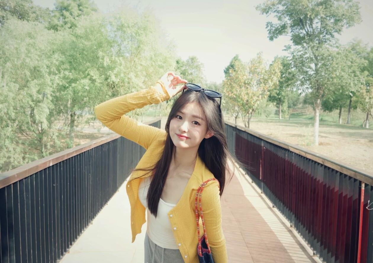 阳光明媚的午后，漫步在绿意盎然的公园小径上，享受着微风拂面的惬意时光。🌞🌳?