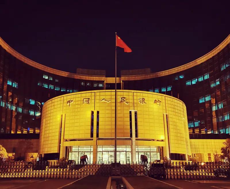 央行放了1.4万亿！对普通人有啥影响？昨天央行搞了个大动作：1.4万亿买断式