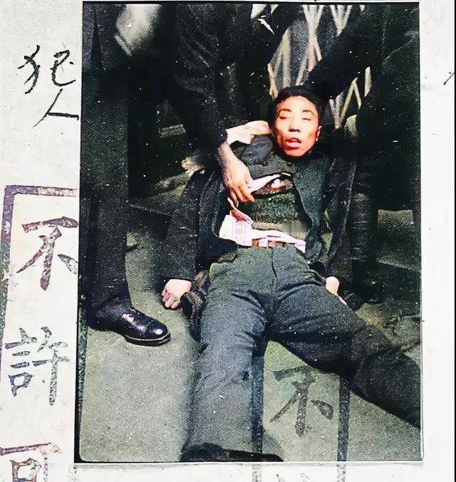 1937年12月，上海街头，几个日本兵在一具年轻男子尸体上一顿搜刮，结果却一无所