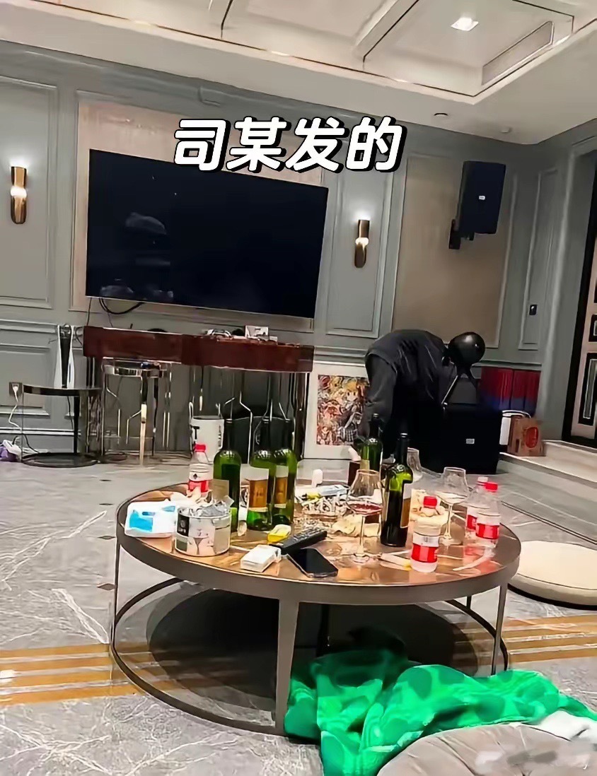 司晓迪鹿晗客厅看图里三个杯子说明不止两人在，最重要的一点，照片是sxd发的，但