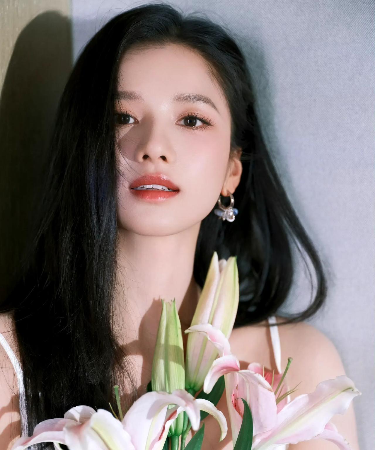 #张婧仪#白裙配粉百合，是温柔本身；牛仔外套拿爱心信封，藏着清甜笑意；长发半遮面