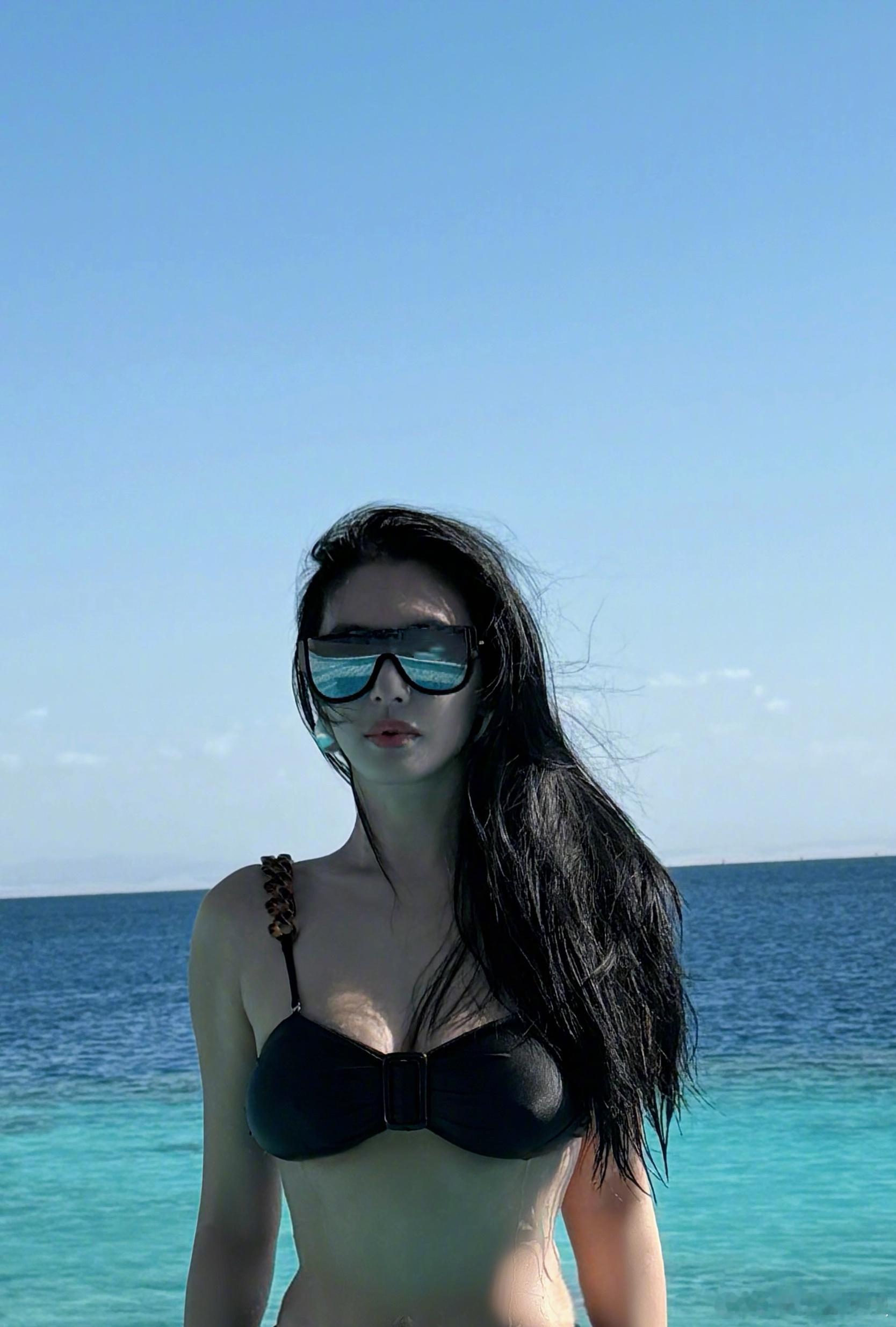 张雨绮这是真泳抱2026躺在露台边仿佛美人鱼上岸，2026年第一天就被姐的颜值