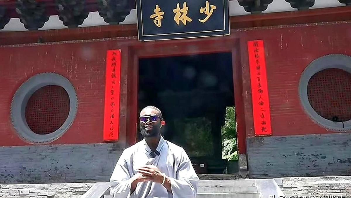 凯尔特人官方都坐不住了，亲自下场发文：“方丈，我们家布朗也去进修！”刚跟王鹤