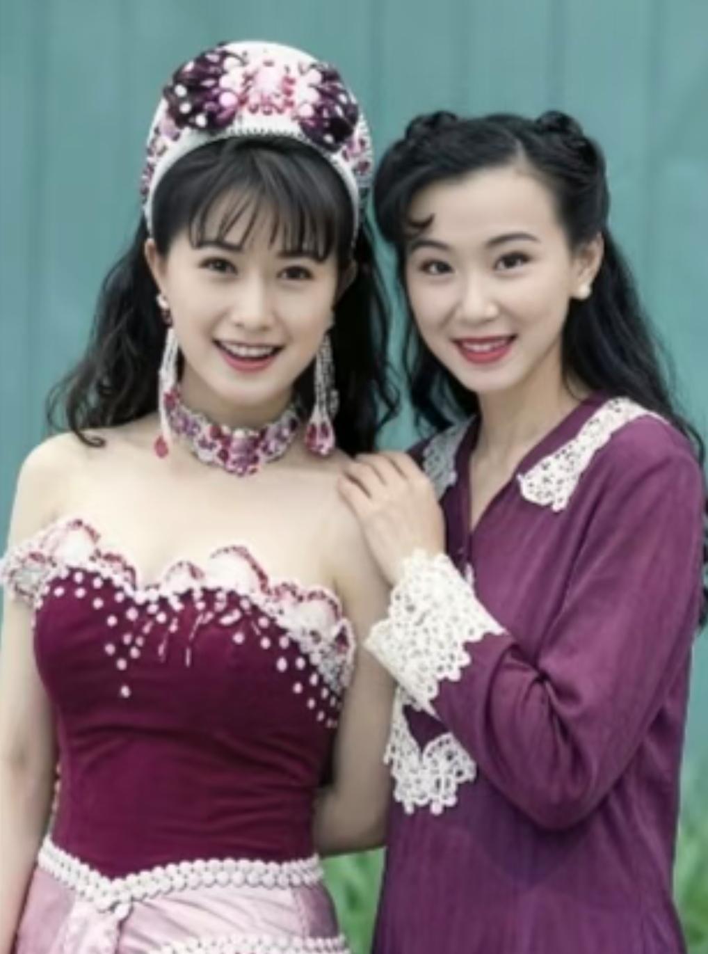戈伟如和萧蔷年轻时没少同框合作，俩人往那一站就是“双美对决”——颜值都高到晃眼，