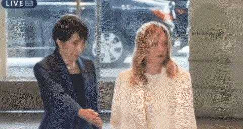 日本这操作确实是刻意玩心眼，把摄影位卡在膏药旗侧，利用鞠躬礼仪制造视觉误导，本质