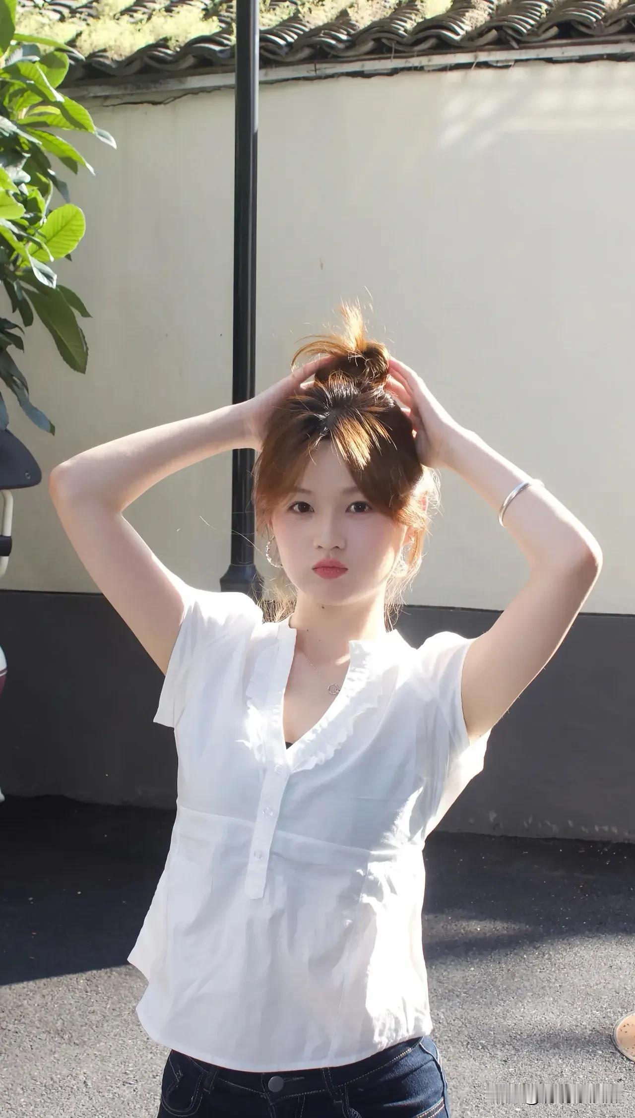 她不只是“好看”——是清晨镜前的自信，是晚风中的轻盈步伐。每一