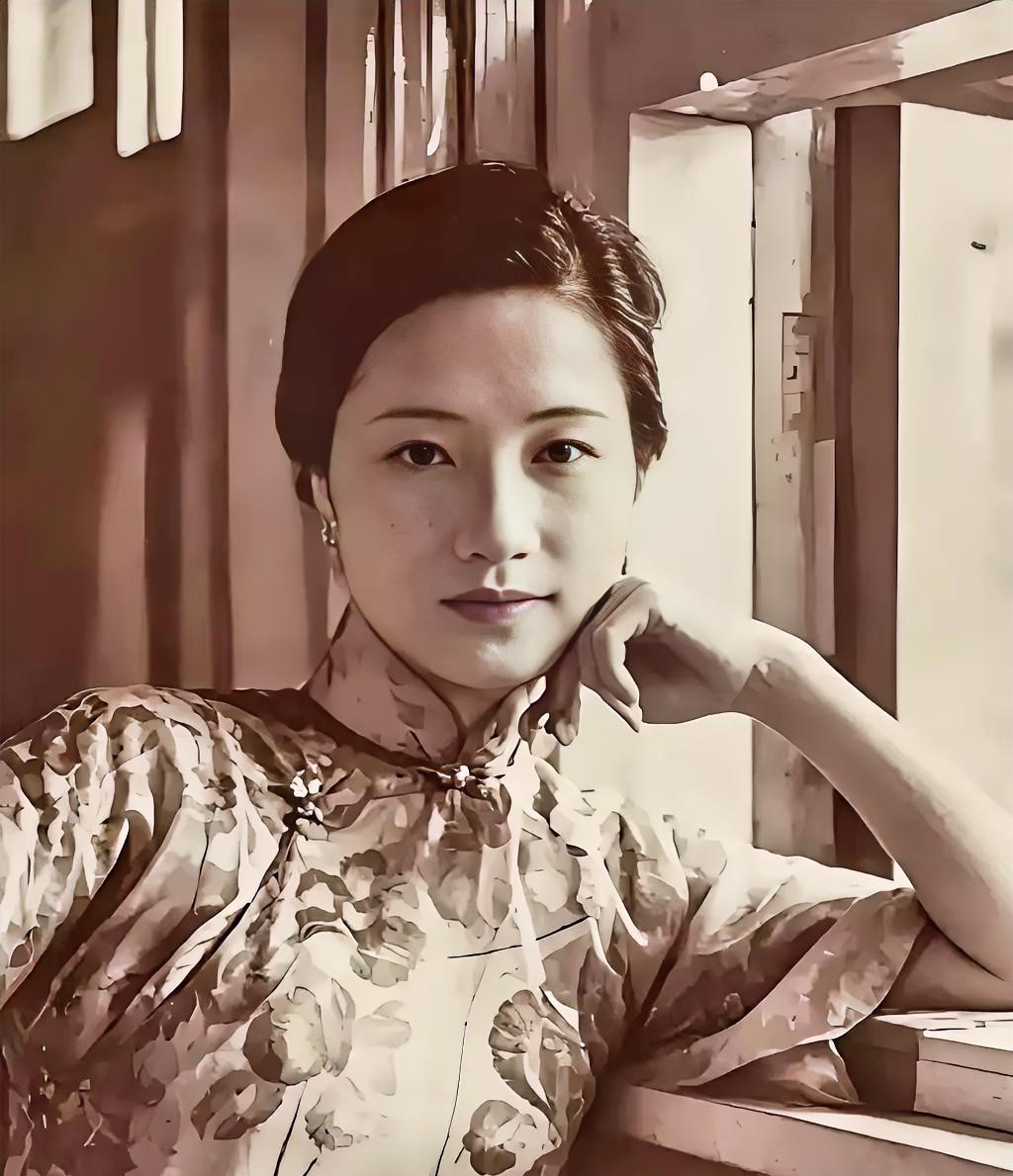 1955年，陆小曼回到家听到一阵女人的叫声，她贴着门缝往里看，一丝不挂的翁端午正