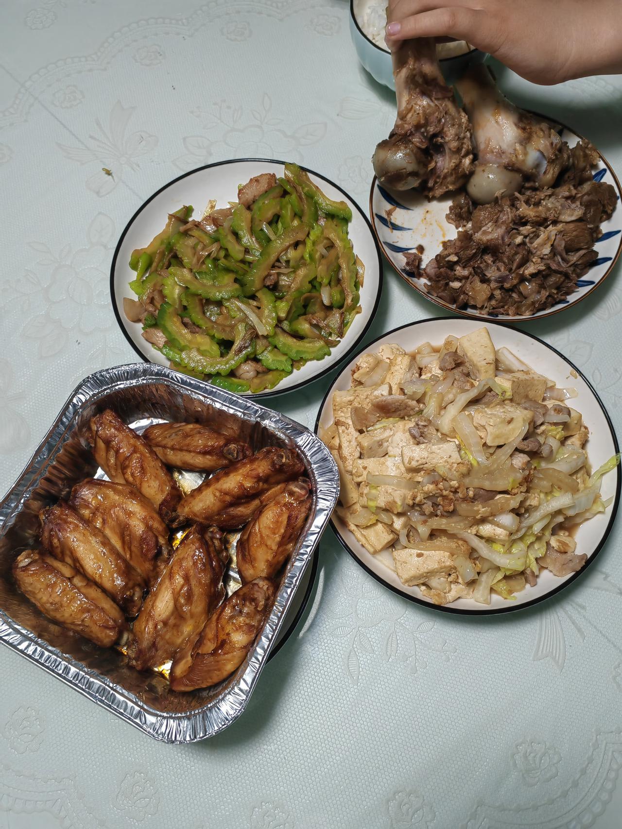 现在我们家最惬意的就是我跟老二。吃完饭就出来溜达，剩下老公跟老大在家“苦学”。