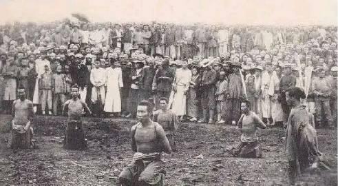 1928年8月28日凤翔关帝庙枯井旁，跪着难以计数的俘虏兵。“5000俘虏，全部
