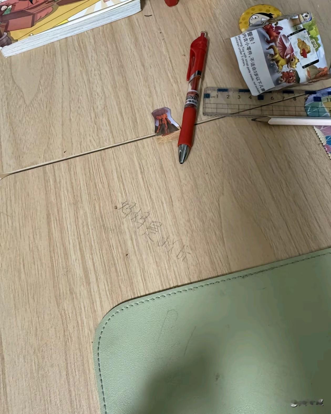 看见孩子写在桌子上的字妈妈瞬间晕倒！