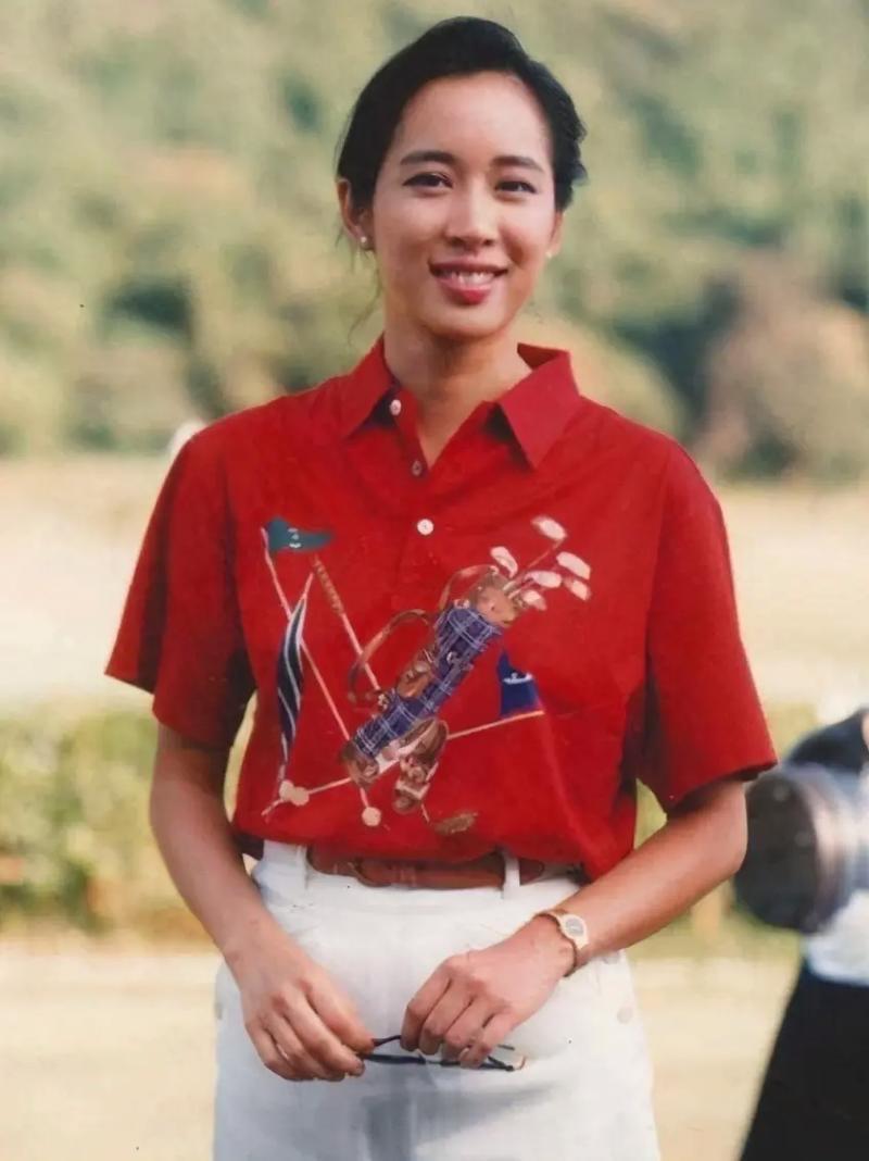 63岁的朱玲玲离婚20年，仍被前夫宠成公主。朱玲玲在尖沙嘴逛街，突然碰到前夫霍振
