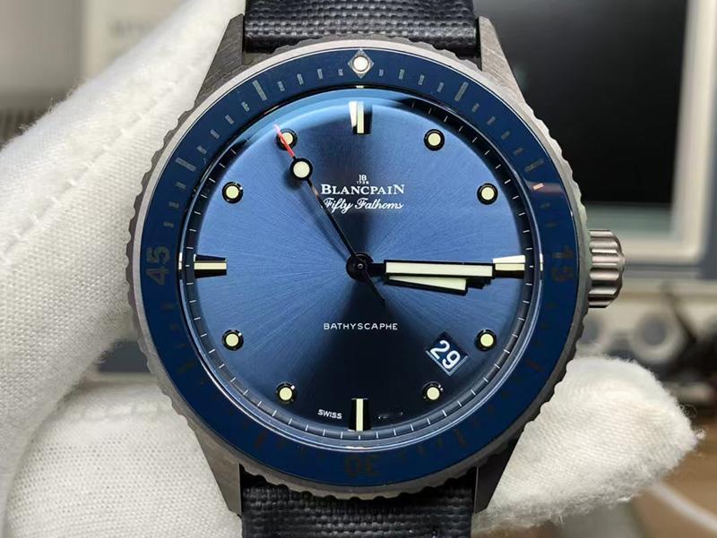 武汉这次出名了！近日，记者暗访后透露，一位穿休闲西装、白色衬衫、乐福鞋的轻商务男