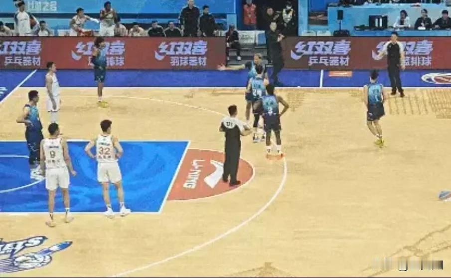 这卢伟也太搞笑了，场上宁波队贝兹利因为底线球失误跟队友发生了冲突，贝兹利还推了队