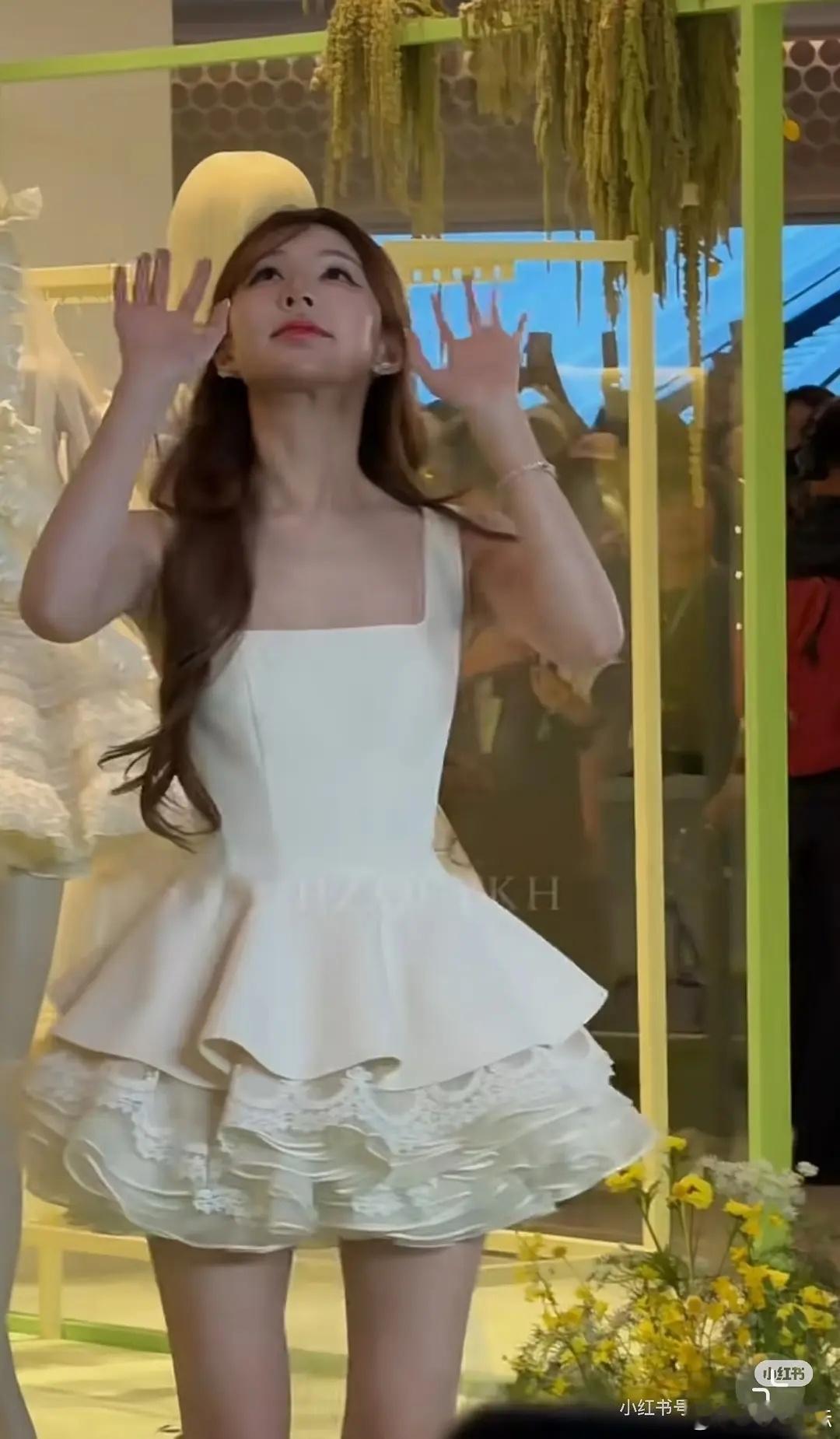 赵露思审美绝了，还给自己加深个人中，明明这么漂亮的脸