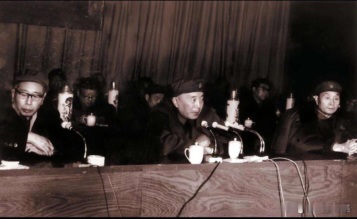 1977年12月14日，宋任穷、罗瑞卿、张爱萍在七机部计划工作会议开幕式上的合影