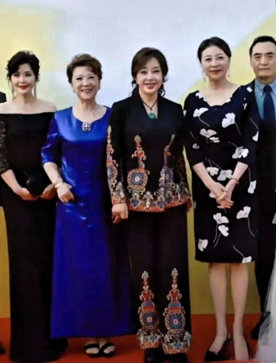 王馥荔刘晓庆等四位女神同框，这状态谁看了不喊绝！家人们，田岷、王馥荔、刘晓