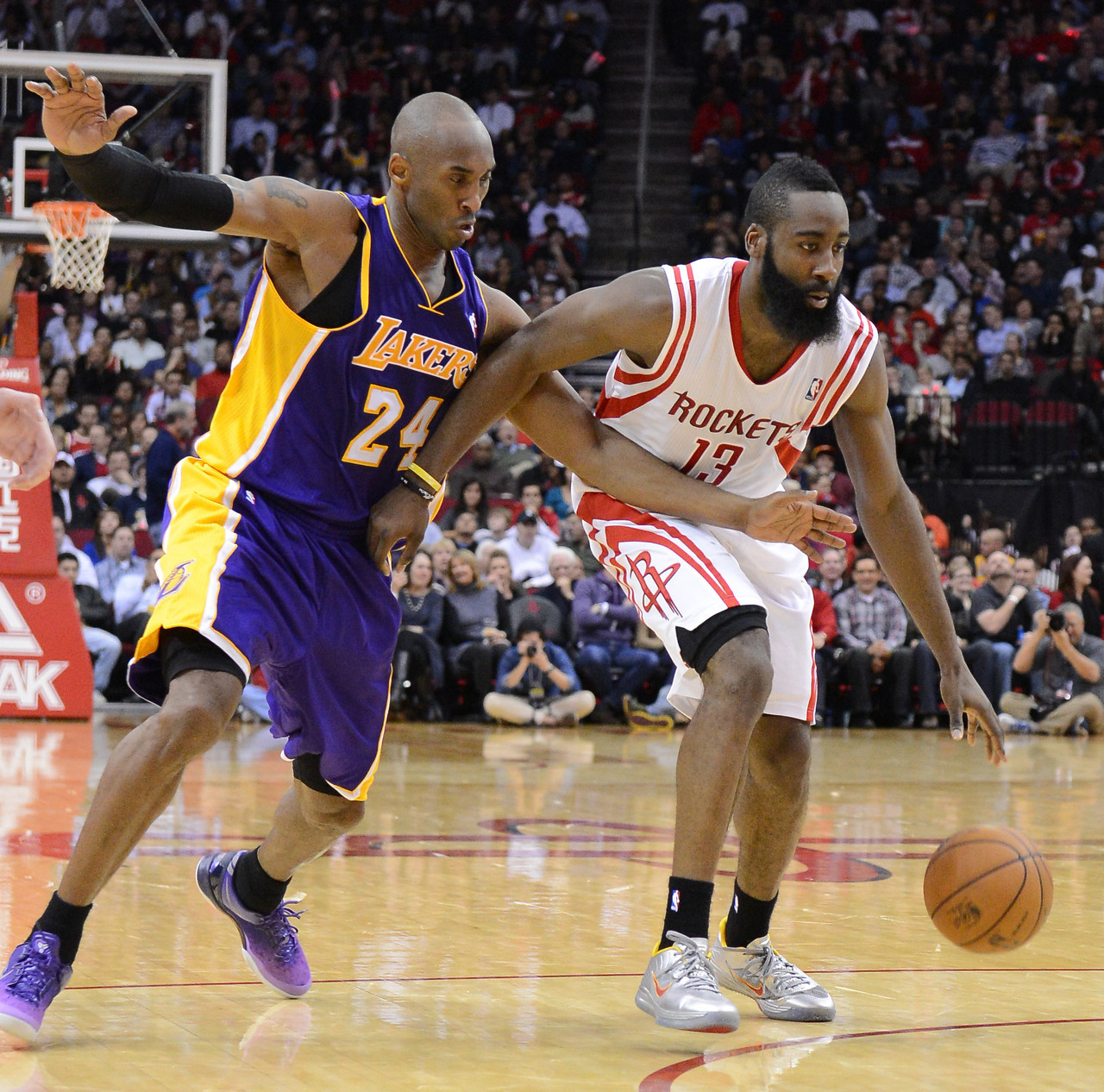 皮尔斯和丹尼·格林在一档名为“NoFoulsGivenandPlayma