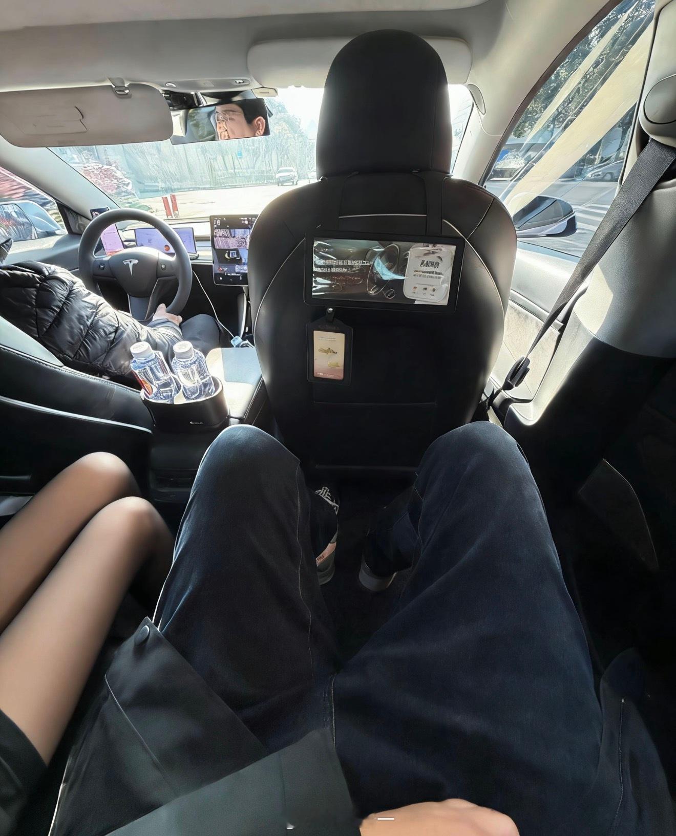 醉了，叫专车叫到一辆特斯拉Model3，我把副驾座椅使劲往前弄，才把我腿放下。