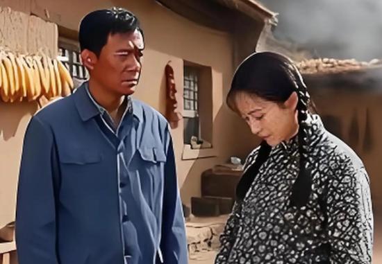 1973年，知青李广林让村里姑娘张秀芹怀了孕，他跑回北京跟父母说了这事，李父踹了