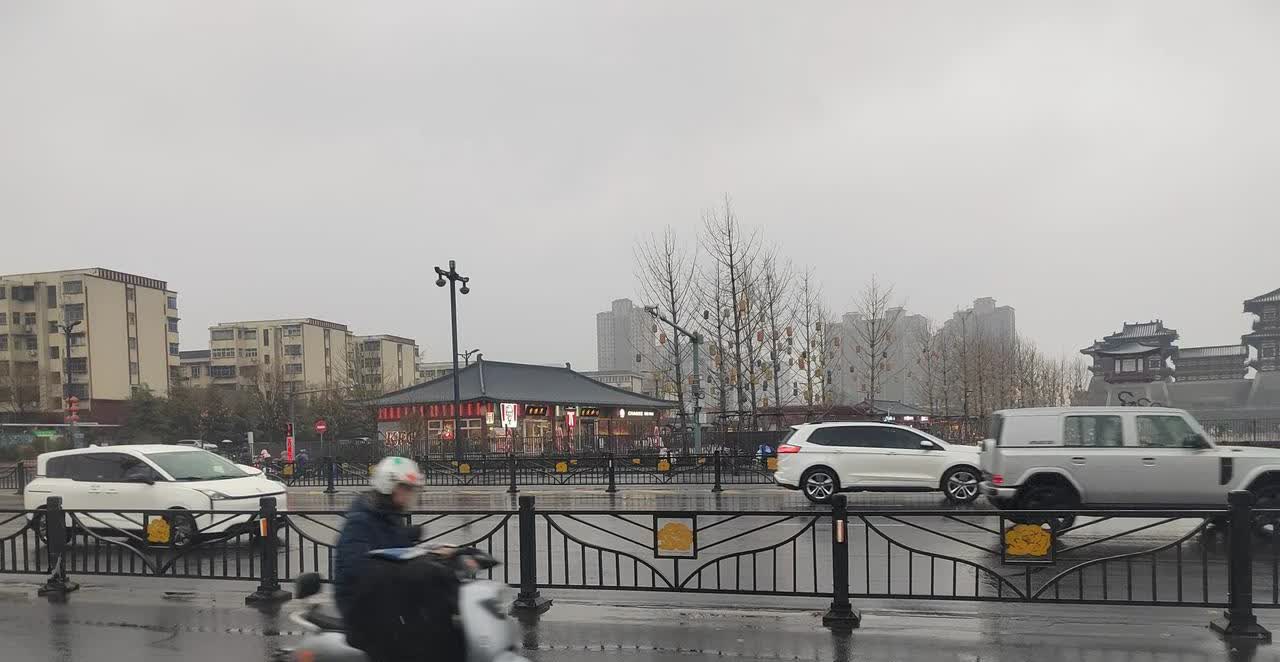 洛阳的降雨在多次的人工加持下，也算是终于见到成效了，这从昨晚下到现在，虽然下得断