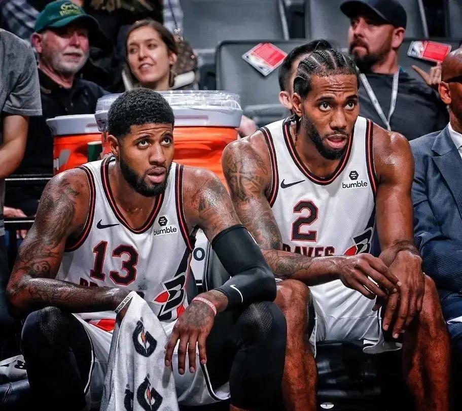 伦纳德正在用合同年拆毁快船。不是消极怠工，而是用最极端的方式逼宫。你看到他