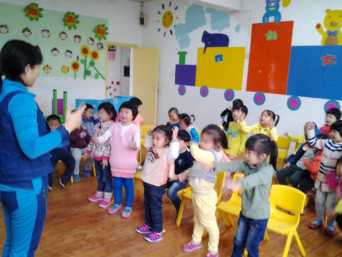 幼儿园老师的无奈, 我们都是抱着哄孩子的, 请信任我们一点