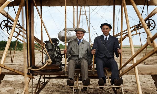 这是一张定格了人类航空史起点的历史照片，记录着1903年12月17日，莱特兄弟与