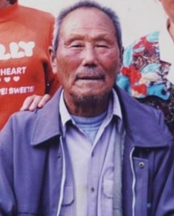 1950年，一名人高马大的土耳其士兵，见志愿军战士董明德筋疲力尽，便想趁机弄死董