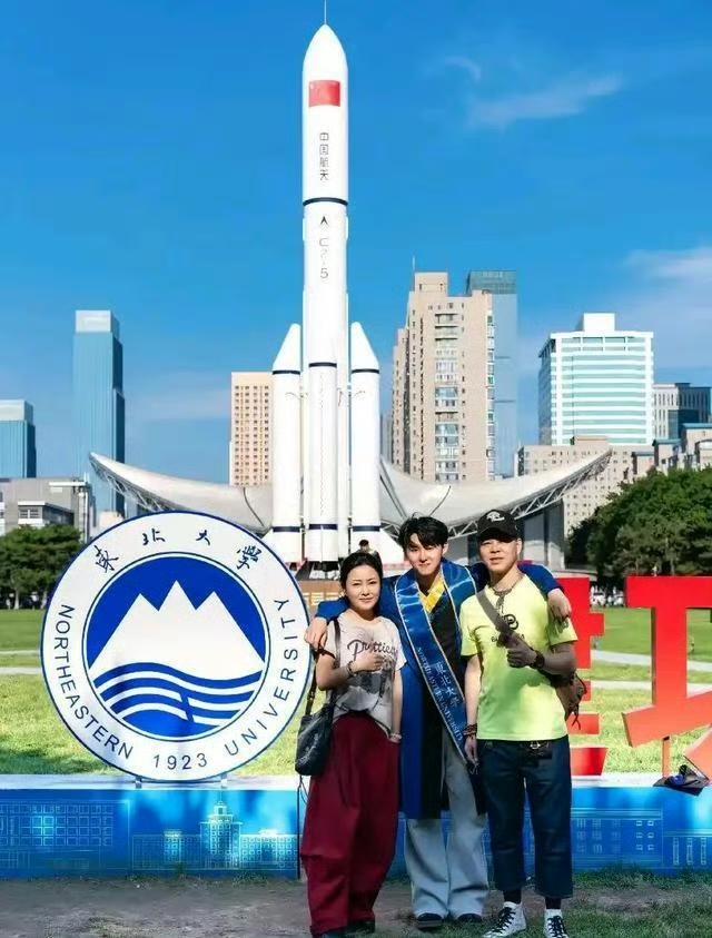 王小虎和张可在台前闹腾，儿子悄悄拿下了东北大学硕士学位。在本山传媒这群“星二